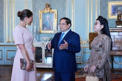 Le Premier ministre Pham Minh Chinh, son épouse Lê Thi Bich Trân et la princesse héritière de Suède Victoria, à Stockholm, le 12 juin. Photo : VNA