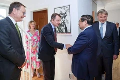 Le Premier ministre vietnamien Pham Minh Chinh et son épouse rendent visite à la famille de feu le Premier ministre suédois Olof Palme. Photo : VNA