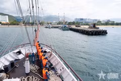 Le voilier 286-Lê Quy Dôn accoste au port de Nha Trang, dans le Centre, après sa mission internationale de formation maritime, Photo: qdnd.vn