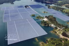 Outre leur capacité à générer de l’électricité, les panneaux photovoltaïques flottants offrent plusieurs avantages environnementaux et économiques. Photo : VNA