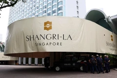 Des policiers assurent la sécurité près de l’entrée de l’hôtel Shangri-La à Singapour, le 30 mai 2025. Photo: Reuters