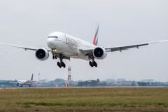 Un avion d'Emirates à l'aéroport international de Nôi Bài, à Hanoi. Photo : VietnamPlus