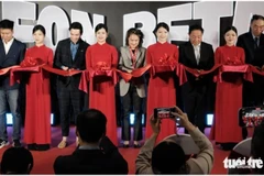 Des délégués coupent le ruban lors de l'inauguration du premier complexe cinématographique Aeon Beta du Vietnam à Hanoi, le 7 décembre 2025. Photo : Tuôi Tre
