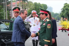 Le ministre vietnamien de la Défense, Phan Van Giang, accueillant le ministre français des Armées, Sébastien Lecornu, à Hanoi, le 26 mai. Photo : VNA