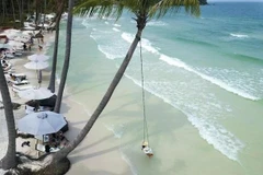 Hon Thom, à Phu Quôc, séduit par ses eaux cristallines, son sable fin et ses cocotiers inclinés sous le soleil toute l'année. Photo: VietnamPlus
