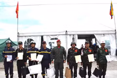 Les secouristes vietnamiens se sont vu décerner la médaille « Héros du Venezuela » de première classe. Photo : qdnd.vn