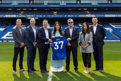 Des représentants du Chelsea FC et de FPT au stade de Stamford Bridge à Londres, lors de l'événement d'annonce de leur partenariat. Photo : FPT