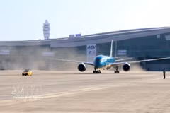 Le premier vol commercial de Vietnam Airlines a atterri à l'aéroport international de Long Thành, le 19 décembre 2025. Photo: VNA