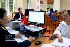 Les agents du fisc de la province de Phu Tho accompagnent les ménges commerciaux dans leur transition d'un modèle de taxation forfaitaire à un modèle de taxation déclarative. Photo : VNA