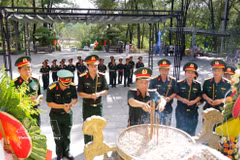 Le commandant de la 4e Région militaire, Ha Tho Binh dépose des fleurs et offert de l’encens au cimetière national des martyrs de Truong Son. Photo: VNA
