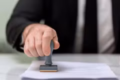 Figurant parmi les traités les plus largement adoptés de la Conférence de La Haye, la Convention de La Haye sur l’apostille simplifie l’authentification des documents publics échangés entre les pays. Photo: baochinhphu.vn