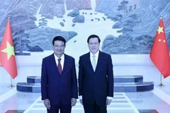 Le procureur général Nguyên Huy Tiên (à gauche) et son homologue chinois Ying Yong. Photo : VNA