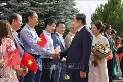 Le président de l’Assemblée nationale, Trân Thanh Mân, et son épouse rencontrent des responsables et du personnel de la Mission vietnamienne auprès des Nations Unies et d’autres organisations internationales à Genève, de l’ambassade du Vietnam et de la communauté vietnamienne en Suisse, le 27 juillet. Photo : VNA