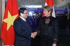 Le Premier ministre vietnamien Pham Minh Chinh (à gauche) rencontre la présidente suisse Karin Keller-Sutter lors de son voyage pour assister à la 55e réunion annuelle du Forum économique mondial à Davos, en Suisse, le 21 janvier 2025. Photo : VNA