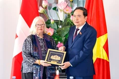 Le président de l’Assemblée nationale du Vietnam, Trân Thanh Mân, (à droite), remet un cadeau à la présidente de l’Association d’amitié Suisse-Vietnam, Anjuska Marija Weil, le 28 juillet. Photo : VNA