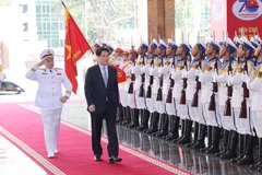 Le président de la République Luong Cuong (à droite) assiste à la cérémonie marquant le 70e anniversaire de la fondation de la Marine populaire vietnamienne à Hai Phong, le 7 mai. Photo : VNA