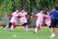 Les membres de l’équipe féminine de futsal du Vietnam s’entraînent avec ardeur en vue du match d’ouverture. Photo : VFF