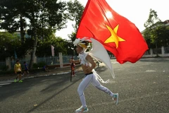 Un athlète court le marathon international Vietcombank du delta du Mékong 2025. Photo : VNA
