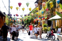 Touristes dans la vieille ville Hôi An (province de Quang Nam, au Centre), inscrite en 1999 au patrimoine mondial de l'UNESCO. Photo : VGT