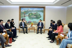 Le vice-Premier ministre Lê Thành Long (à droite) recevant l’ambassadeur de Chine au Vietnam, He Wei, à Hanoi, le 25 décembre. Photo : VNA