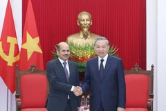 Le secrétaire général du Parti, Tô Lâm (à droite), serre la main de l’ambassadeur d’Inde au Vietnam, Sandeep Arya, à Hanoi, le 6 août. Photo : VNA
