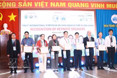 Les organisateurs remettent des certificats aux intervenants au huitième Symposium international sur l’aquaculture en cages en Asie (CAA8), à Khanh Hoa, le 16 juillet. Photo : VNA