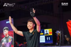 Le billardiste Luong Duc Thiên savoure sa victoire au Championnat d’Asie de billard pool 2026 à Hô Chi Minh-Ville. Photo: thethaovanhoa.vn