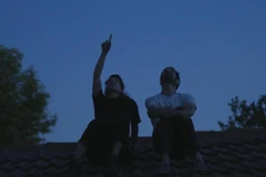 "Strange Birds" est un film intimiste qui révèle une histoire non racontée sur la parentalité spéciale et les enfants qui grandissent dans son ombre. Photo: pro.festivalscope.com