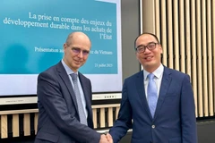 Le président de la Chambre du contentieux de la Cour des comptes française, Jean-Yves Bertucci (à gauche), et l’auditeur général adjoint de l’Audit d’Etat du Vietnam, Bui Quôc Dung. Photo : VNA