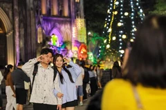 Devant la cathédrale Saint-Joseph de Hanoi. Photo: VNA