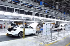 Des ouvriers travailent dans une usine automobile. Photo : VNA