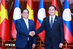 Le Premier ministre Pham Minh Chinh (à gauche) et son homologue lao Sonexay Siphandone aux 44e et 45e Sommets de l’ASEAN, à Vientiane, le 8 octobre 2024. Photo : VNA