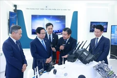 Le Premier ministre Pham Minh Chinh visite la salle des traditions et des produits technologiques de VNPT. Photo : VNA