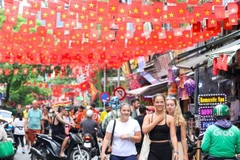 Les visiteurs étrangers se joignent à la joie partagée de la population de Hanoi à l'occasion de la Fête nationale du 2 septembre. Photo : VNA
