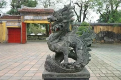 Statue de dragon de la période de l’empereur Thiệu Trị (1841-1847) placée devant le théâtre Duyệt Thị Đường, dans la Cité impériale de Huê. Photo : gracieuseté du ministère de la Culture, des Sports et du Tourisme