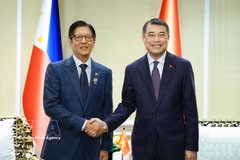 Le Premier ministre Lê Minh Hung (à droite) et le président philippin Ferdinand Marcos Jr. Photo : VNA