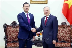 Le vice-Premier ministre Nguyên Hoa Binh (à droite) serre la main du président de l’Agence kazakhe de lutte contre la corruption Zhumagali A.Zh, à Hanoi, le 25 février. Photo : VNA