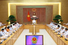 Le Premier ministre Lê Minh Hung travaille avec les responsables du ministère des Finances, à Hanoi, le 29 avril. Photo: VNA