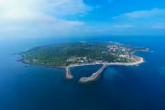 Située au large de la province de Quang Tri, l’île de Côn Co, surnommée "l’île d’acier" en temps de guerre dévoile aujourd’hui un nouveau visage, plus verdoyant et paisible. Photo: VNA
