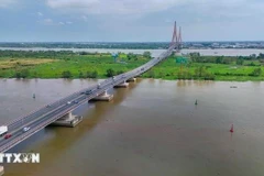 Le pont de Cân Tho enjambe la rivière Hâu, reliant la ville de Cân Tho à la province de Vinh Long. Photo : VNA