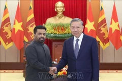 Le secrétaire général du Parti communiste du Vietnam (PCV), Tô Lâm (à droite) serre la main du président sri-lankais Anura Kumara Dissanayaka, à Hanoi, le 4 mai. Photo: VNA