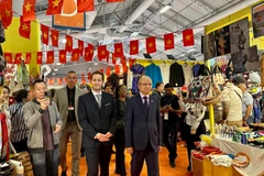 L'ambassadeur du Vietnam en France, Dinh Toàn Thang (droite), et le directeur de la Foire de Paris, Steven Abajoli, visitent les stands du Pavillon Vietnam. Photo: VNA