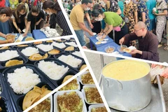 Le vénérable Thich Quang Tinh et des bénévoles de la cuisine caritative de la pagode Phuc Long distribuent des repas gratuits à l’Institut central d’hématologie et de transfusion sanguine à Hanoï. Photo : NVCC/CVN