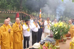 Le président sri-lankais Anura Kumara Dissanayaka (3e à partir de la gauche), lors de sa visite de la pagode de Bai Dinh, dans le district de Gia Viên, province de Ninh Binh (Nord), le 4 mai. Photo: VNA