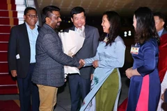 Le président sri-lankais Anura Kumara Dissanayaka (deuxième à partir de la gauche) à sa descente d’avion à l’aéroport international de Nôi Bai, à Hanoi, le 4 mai. Photo : VNA