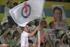 Des partisans du Parti d'action populaire. Quelque 2,76 millions de Singapouriens ont voté samedi 3 mai pour des législatives. Photo: Xinhua/VNA