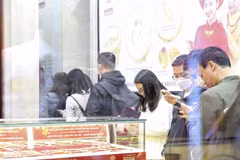 Des acheteurs font la queue devant un magasin d’or à Hanoi. La Banque d’État du Vietnam envisage la création d’une bourse de l’or. Photo : VNA