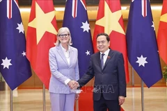 Le président de l’Assemblée nationale, Trân Thanh Mân et la gouverneure générale d’Australie, Sam Mostyn se serrent la main. Photo : VNA