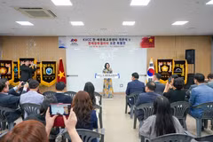 La consule générale du Vietnam à Busan, Doàn Phuong Lan, s’exprime lors de la cérémonie, à Daegu, en République de Corée. Photo : VNA