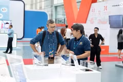 Le stand de FPT présentant des puces semi-conductrices lors d'une exposition au Vietnam. Photo : qdnd.vn